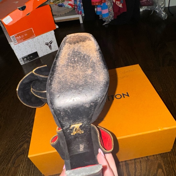 Louis Vuitton Black Suede Trimmed Pumps - Picture 5 of 12